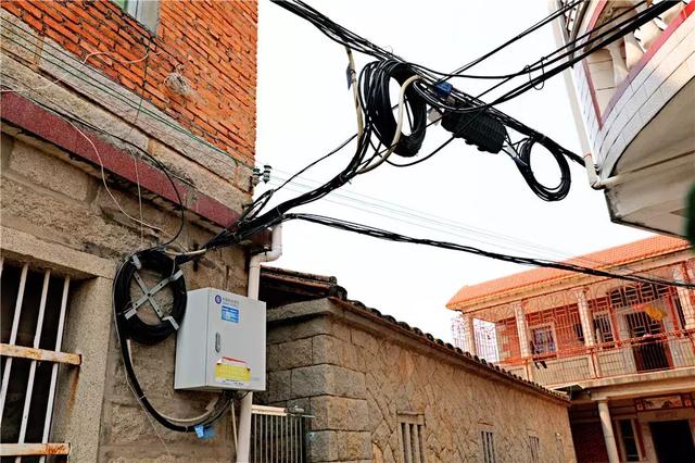 全市首個 上天到入地 龍嶺社區告別空中“蜘蛛網”