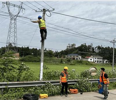 信息通信學(xué)院志愿服務(wù)隊(duì)星夜馳援岳陽(yáng)，搶修通信線(xiàn)路筑牢抗災(zāi)“生命線(xiàn)”